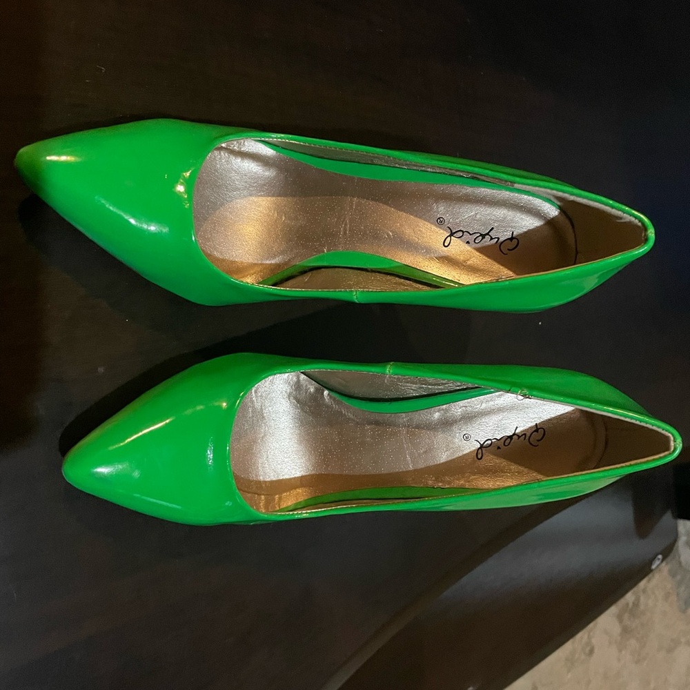 Qupid Green Heels with Pointed Toe and Glossy Finish